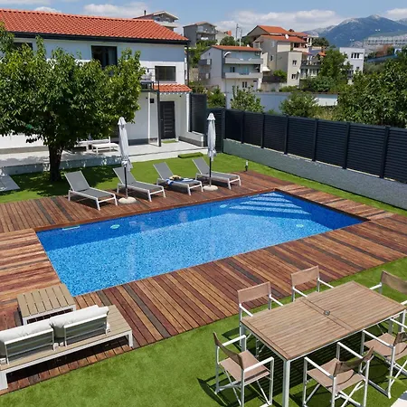 Vila Enjoy - Private Heated Pool, Soccer, Foodbal Split